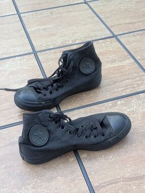 Converse Black High Top Sneakers — All Black Mens 7 Women's 9